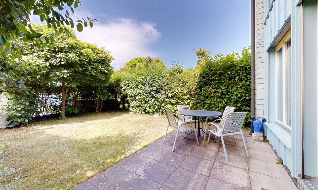 terrasse mit essbereich im freien, from property, terrasse, rasen, und day time