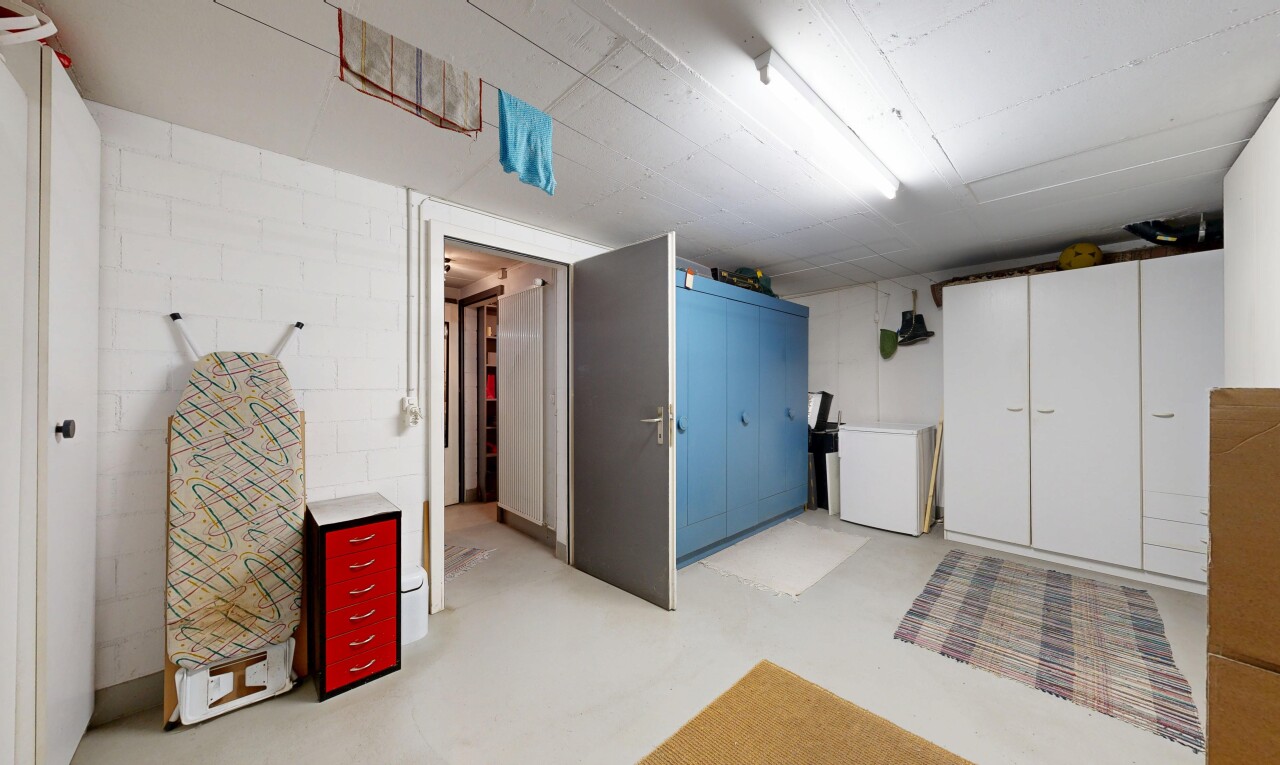 zimmer / schlafzimmer mit light floor, inside property, keller, betonboden, und concrete floor