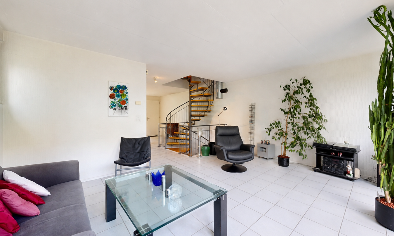 wohnzimmer mit treppen, gipskartonwand, drywall, und inside property