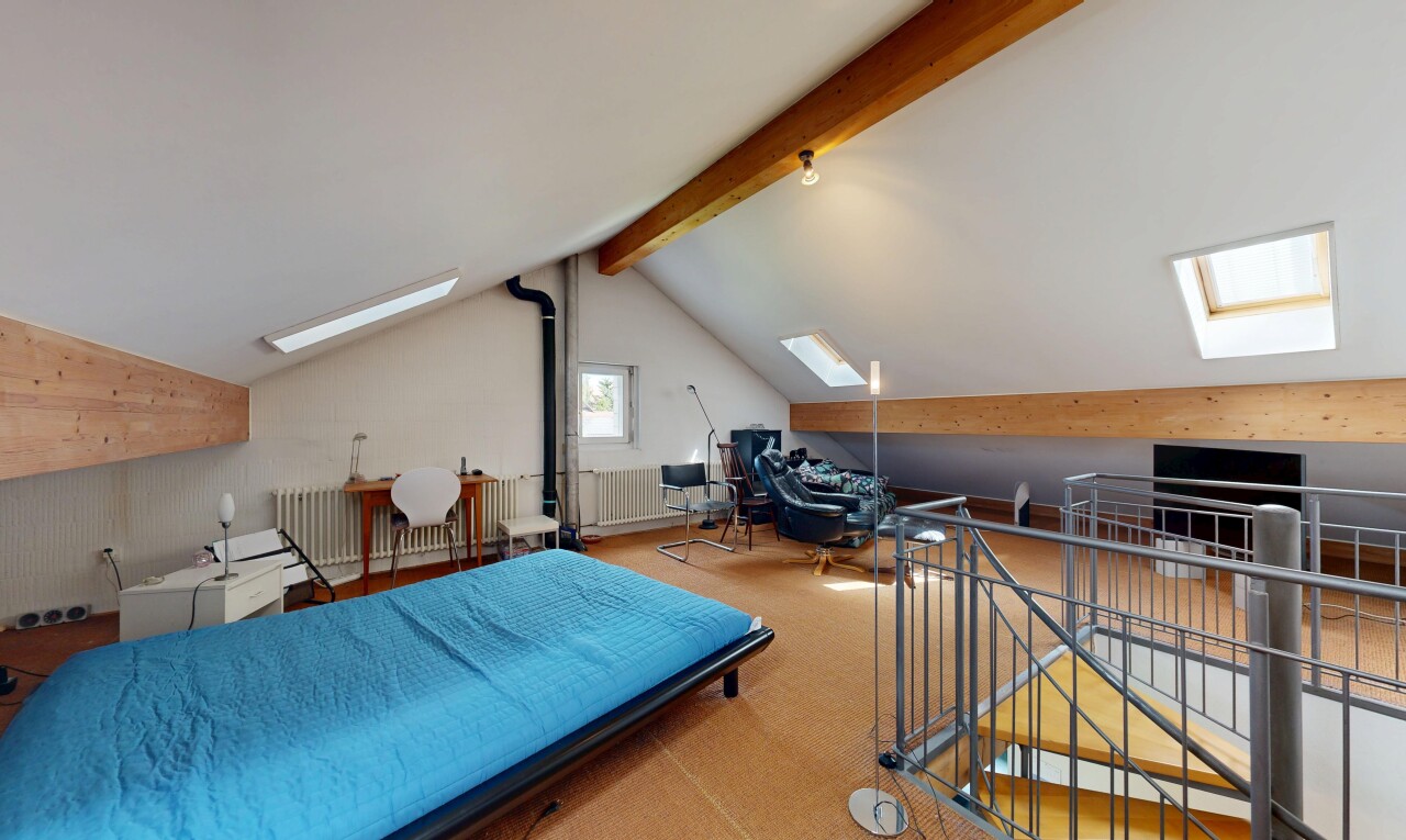 zimmer / schlafzimmer mit dachfenster, inside property, dachschräge, vaulted ceiling, und kathedralendecke