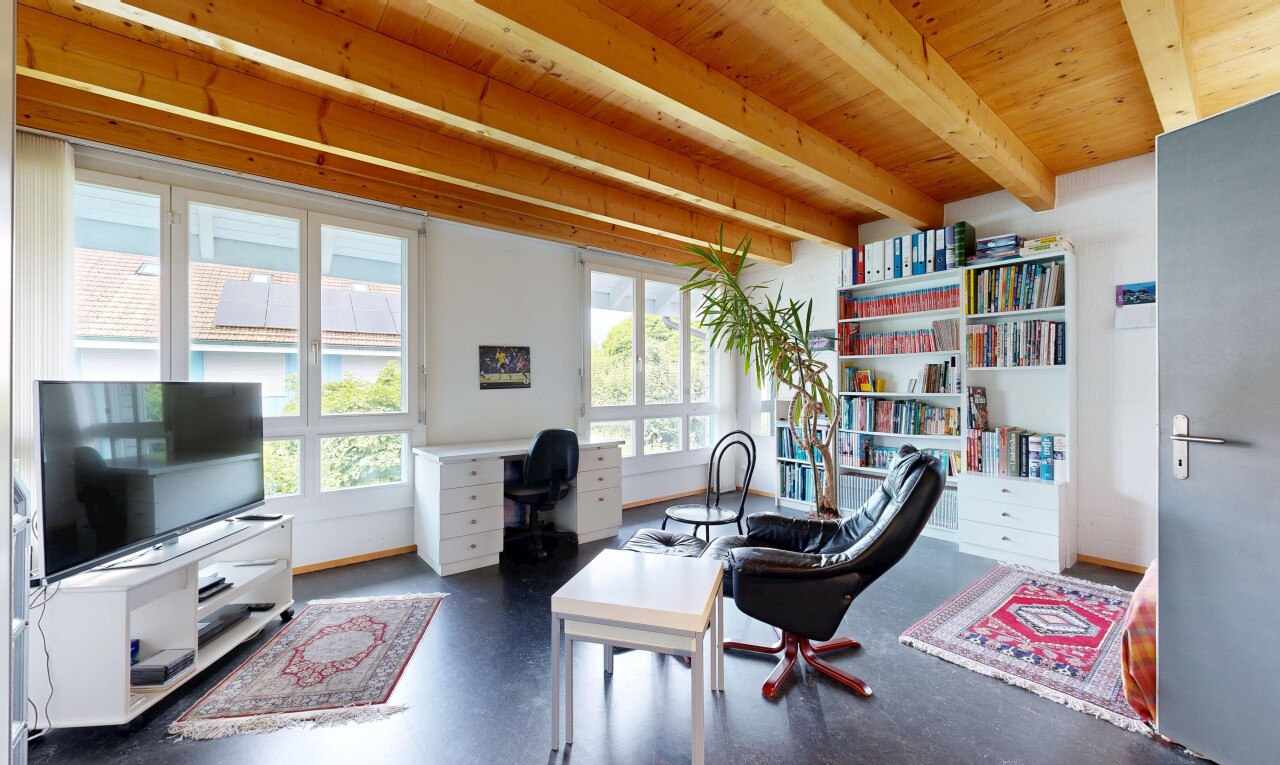 büro mit finished concrete floor, betonboden, concrete floor, dark floor, und fernseher