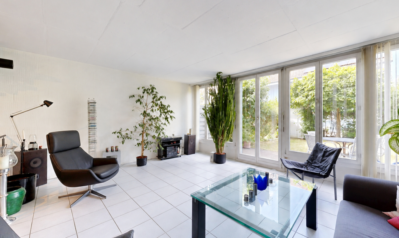 wohnzimmer mit natürliches licht, natural light, inside property, gipskartonwand, und drywall