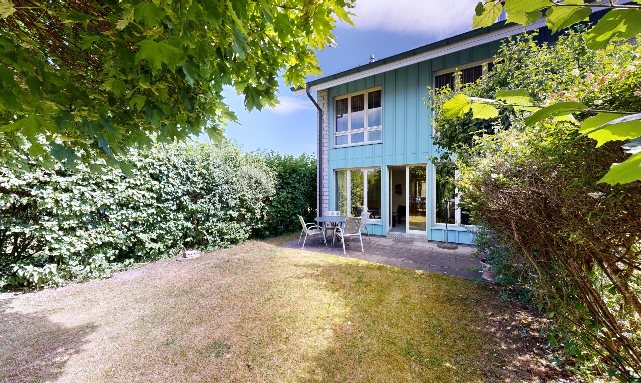 außenansicht mit brettverschalung, vertikale verkleidung, from property, rasen, und terrasse