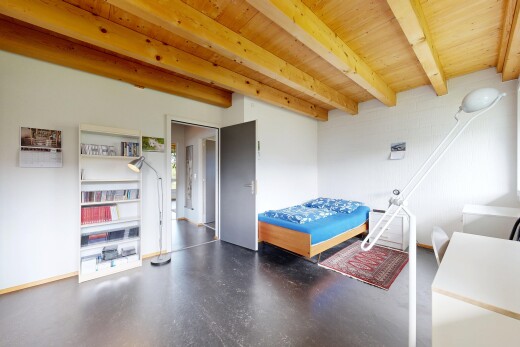 zimmer / schlafzimmer mit finished concrete floor, betonboden, concrete floor, inside property, und balkendecke