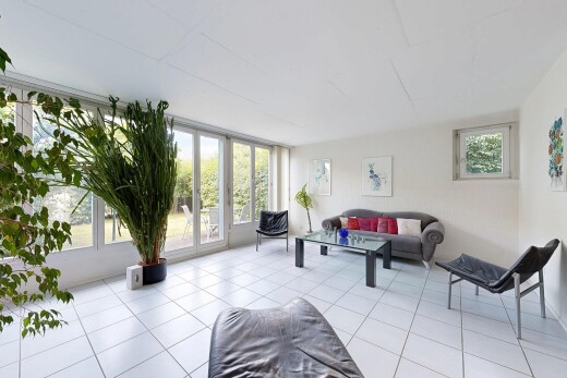 wohnzimmer mit inside property, natürliches licht, natural light, fliesenboden, und tile floor