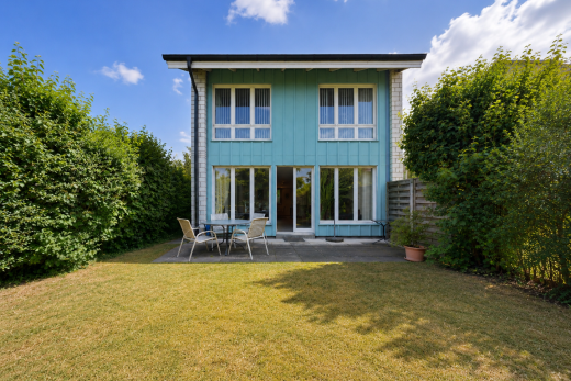 außenansicht mit brettverschalung, vertikale verkleidung, terrasse, day time, und rasen
