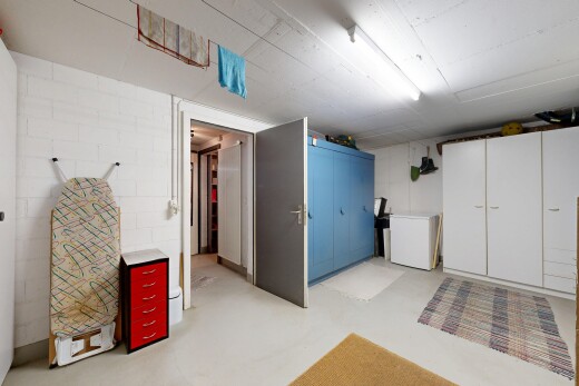 zimmer / schlafzimmer mit light floor, inside property, keller, betonboden, und concrete floor