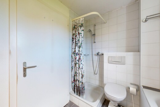 bad mit komplettes badezimmer, dusche, inside property, fliesenwand, und tile wall