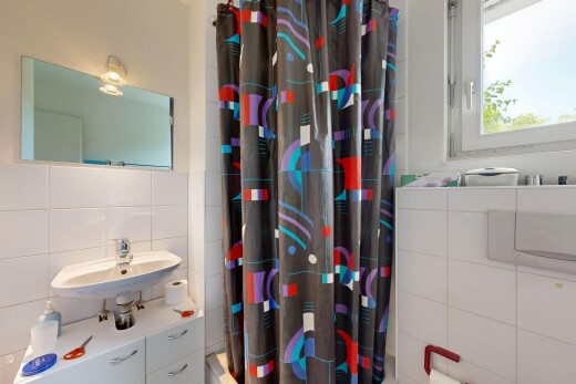 bad mit fliesenwand, tile wall, spiegel, komplettes badezimmer, und natürliches licht