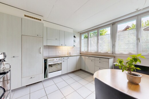 küche mit light floor, ofen, inside property, natürliches licht, und natural light