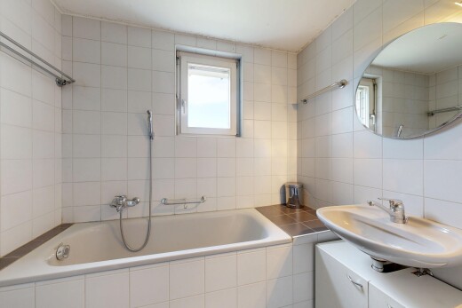 bad mit fliesenwand, tile wall, spiegel, komplettes badezimmer, und waschbecken