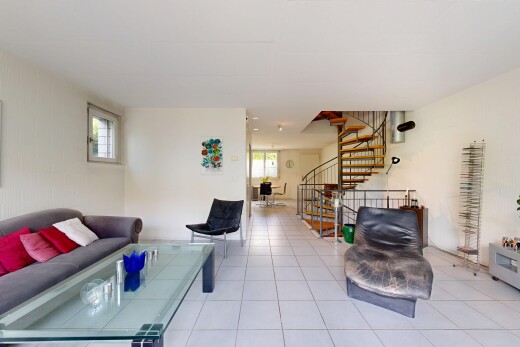 wohnzimmer mit treppen, inside property, natürliches licht, natural light, und light floor