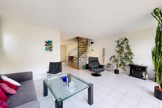 wohnzimmer mit treppen, gipskartonwand, drywall, und inside property