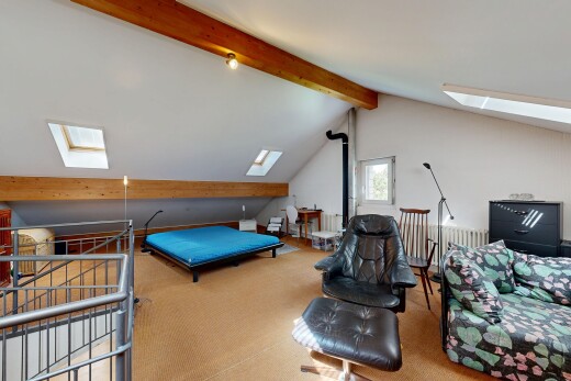 zimmer / schlafzimmer mit dachfenster, inside property, dachschräge, vaulted ceiling, und balkendecke
