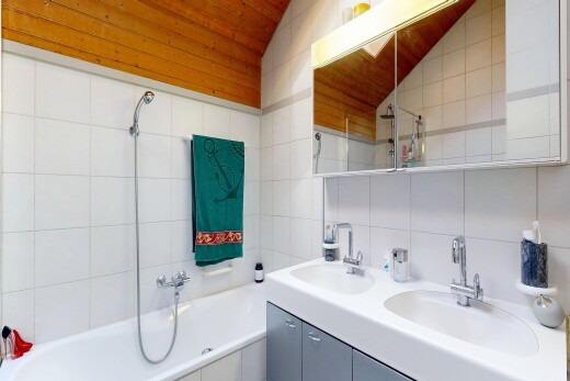 bad mit spiegel, komplettes badezimmer, doppelwaschtisch, tile wall, und fliesenwand