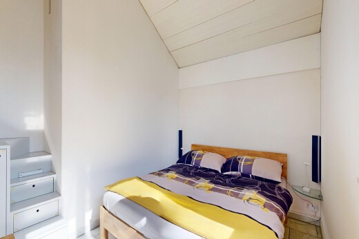 zimmer / schlafzimmer mit vaulted ceiling, dachschräge, inside property, drywall, und gipskartonwand