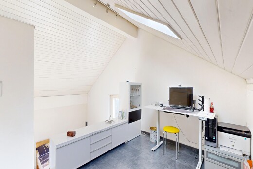 büro mit fernseher, gipskartonwand, drywall, balkendecke, und beamed ceiling