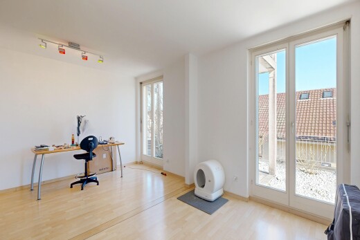 büro mit gipskartonwand, drywall, holzfußboden, wood finish floor, und natürliches licht