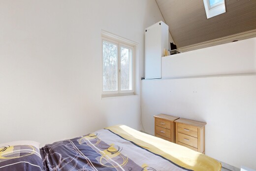 zimmer / schlafzimmer mit dachfenster, inside property, natural light, natürliches licht, und drywall