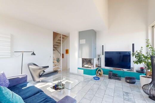 wohnzimmer mit fernseher, gipskartonwand, drywall, treppen, und inside property