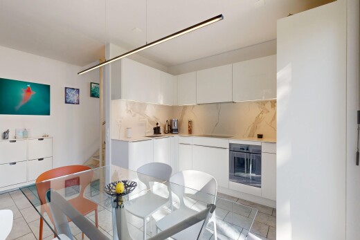 küche mit flat panel cabinets, schränke mit flachen paneelen, white cabinets, weiße schränke, und light countertops