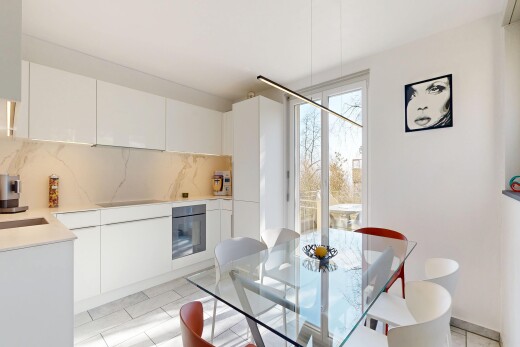 küche mit flat panel cabinets, schränke mit flachen paneelen, light countertops, light floor, und white cabinets