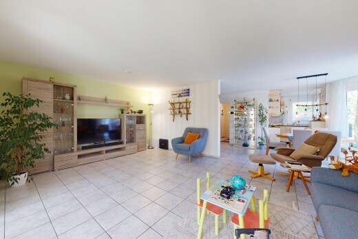 wohnzimmer mit inside property, fernseher, tile floor, fliesenboden, und natural light
