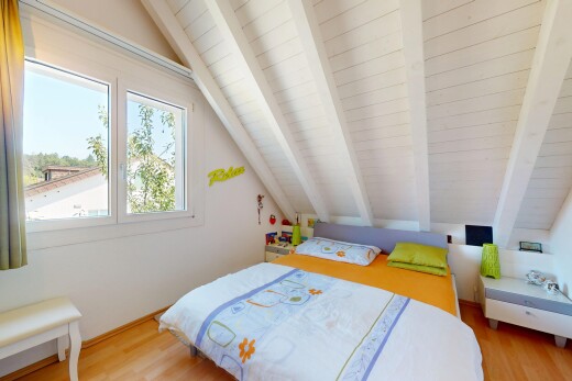 zimmer / schlafzimmer mit day time, holzfußboden, wood finish floor, dachschräge, und vaulted ceiling