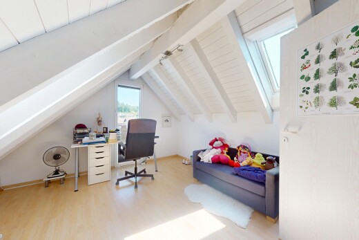 büro mit beamed ceiling, balkendecke, zusätzliches zimmer, wood finish floor, und holzfußboden