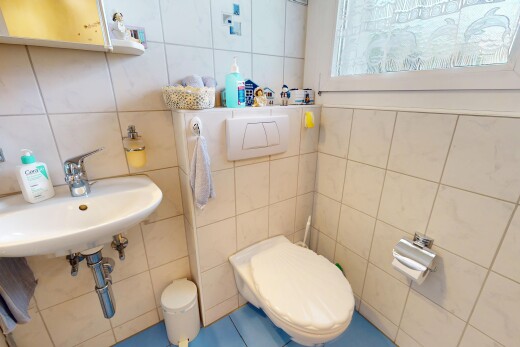 bad mit fliesenwand, tile wall, gäste-wc, inside property, und waschbecken