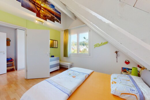 zimmer / schlafzimmer mit dachschräge, vaulted ceiling, balkendecke, beamed ceiling, und holzfußboden