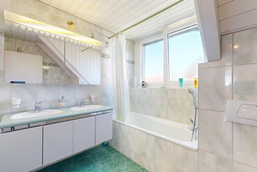 bad mit tile wall, fliesenwand, spiegel, tile tub, und komplettes badezimmer