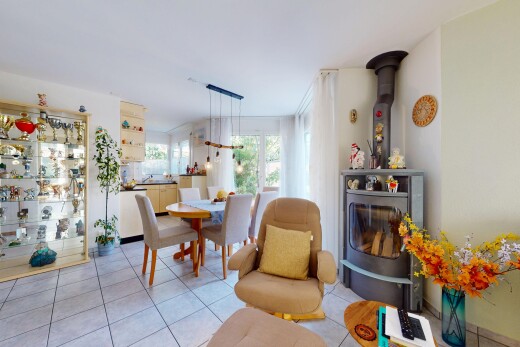 wohn- / esszimmer mit fliesenboden, tile floor, gipskartonwand, drywall, und inside property