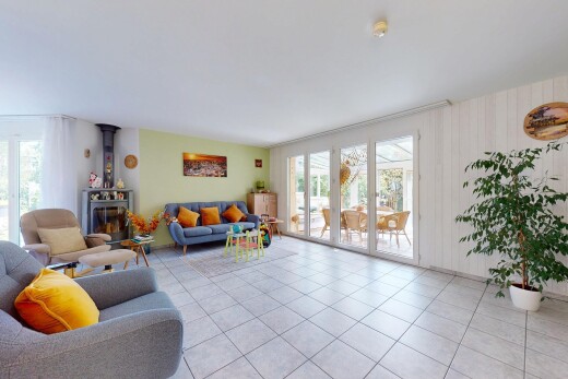 wohnzimmer mit tile floor, fliesenboden, natural light, natürliches licht, und inside property