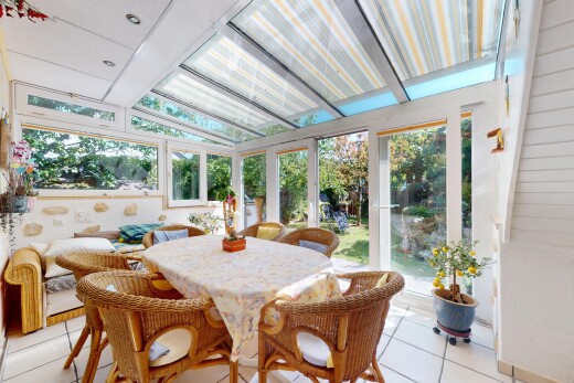 esszimmer mit wintergarten, tile floor, fliesenboden, natural light, und natürliches licht