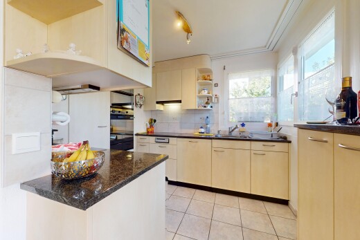 küche mit küchenrückwand beim Herd, küchenrückwand beim herd, offene regale, natural light, und natürliches licht