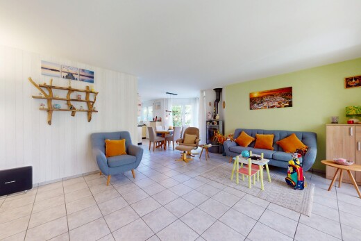 wohnzimmer mit natural light, natürliches licht, inside property, tile floor, und fliesenboden