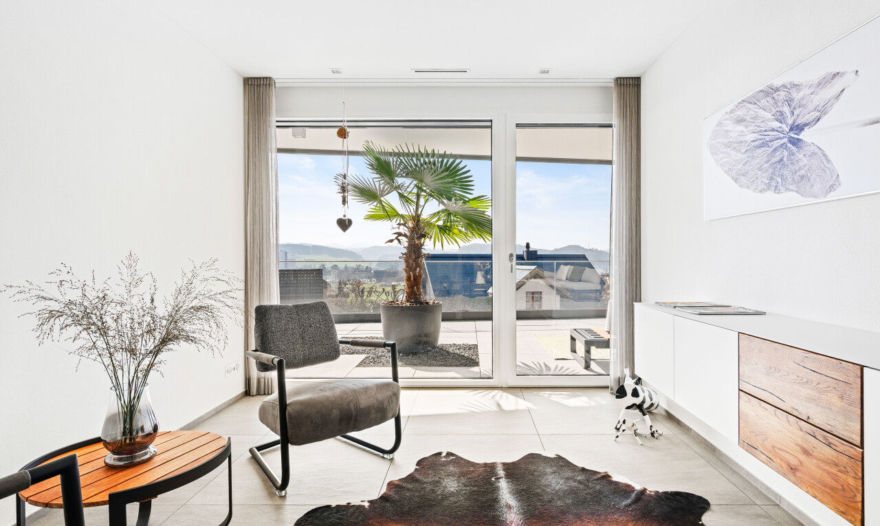 wohnzimmer mit gipskartonwand, drywall, inside property, day time, und natürliches licht