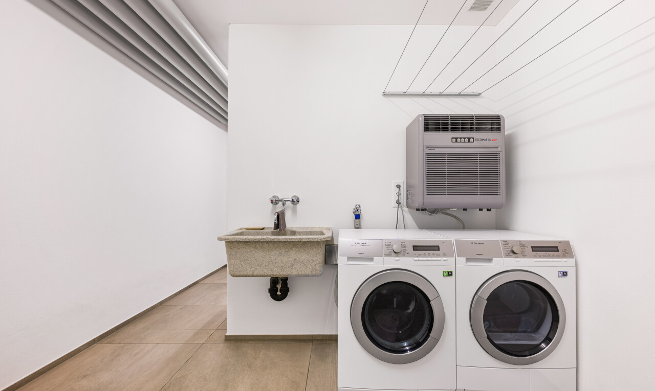 buanderie avec cloison sèche, drywall, inside property, light floor, et lave-linge et sèche-linge séparés
