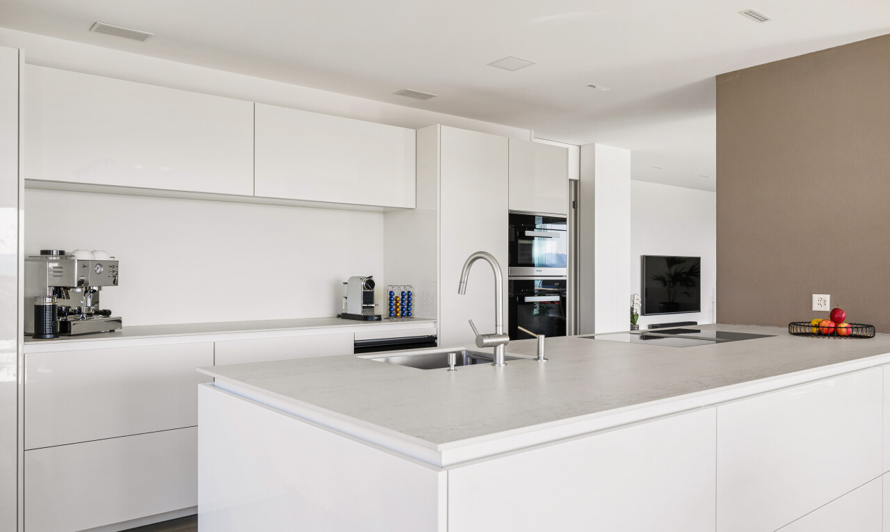 küche mit schränke mit flachen paneelen, flat panel cabinets, weiße schränke, white cabinets, und inside property