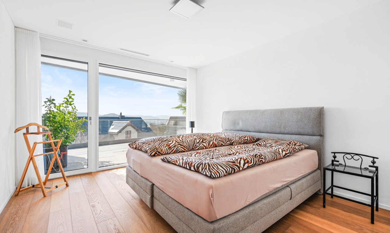 zimmer / schlafzimmer mit wood finish floor, holzfußboden, außenzugang, inside property, und drywall