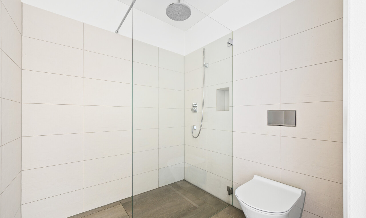 salle de bains avec salle de bain complète, douche, et inside property