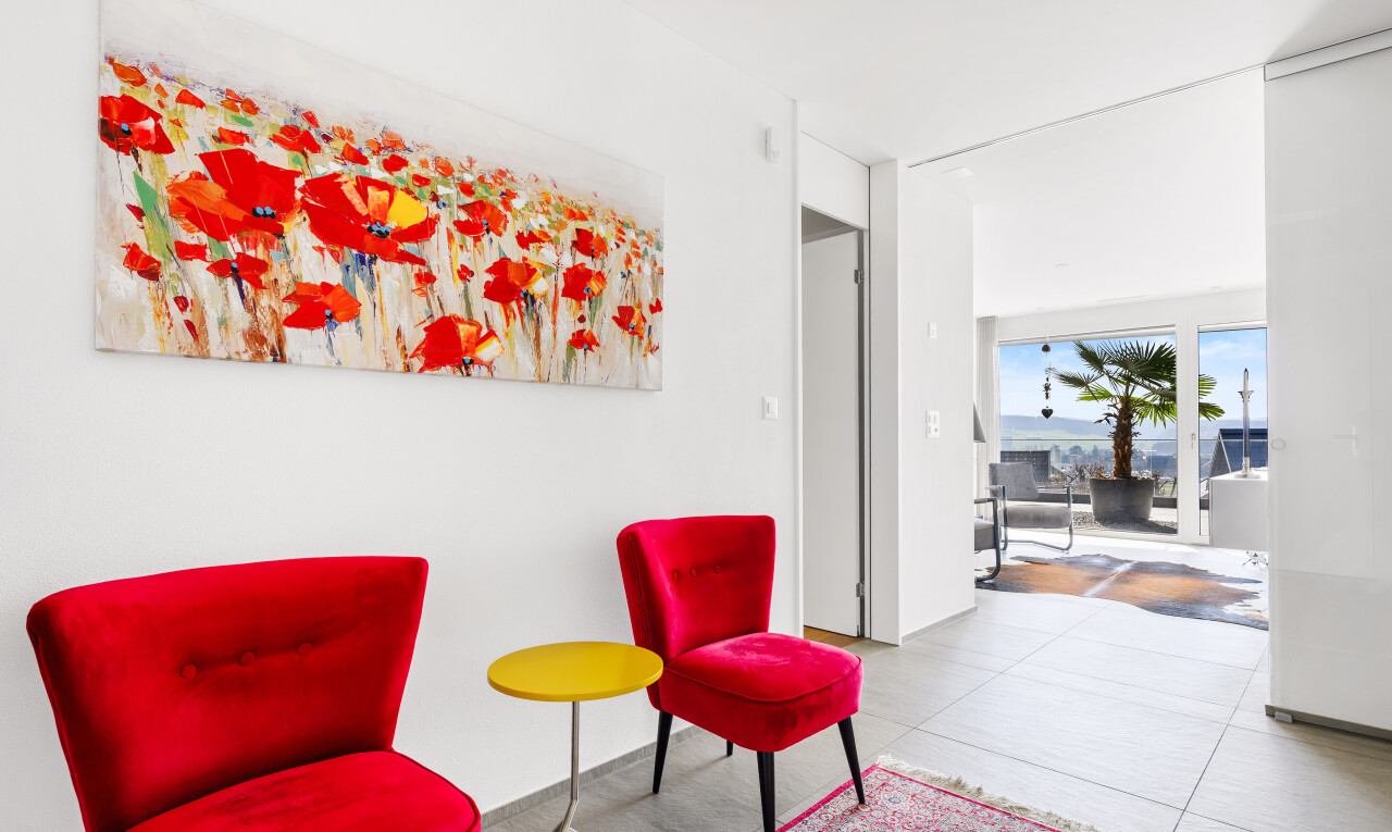 wohnzimmer mit inside property, gipskartonwand, drywall, natürliches licht, und natural light