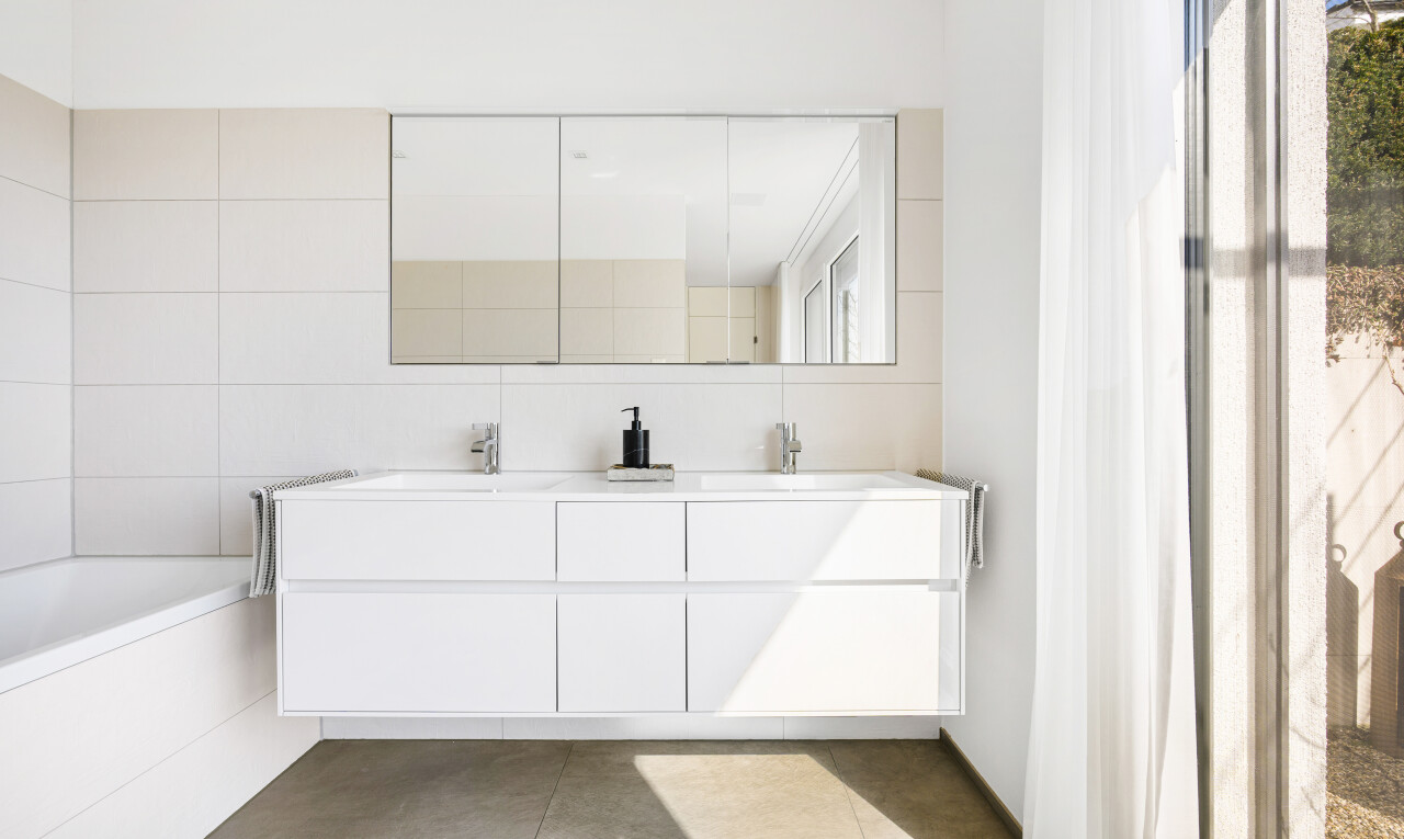 bad mit doppelwaschtisch, bad, komplettes badezimmer, light floor, und inside property