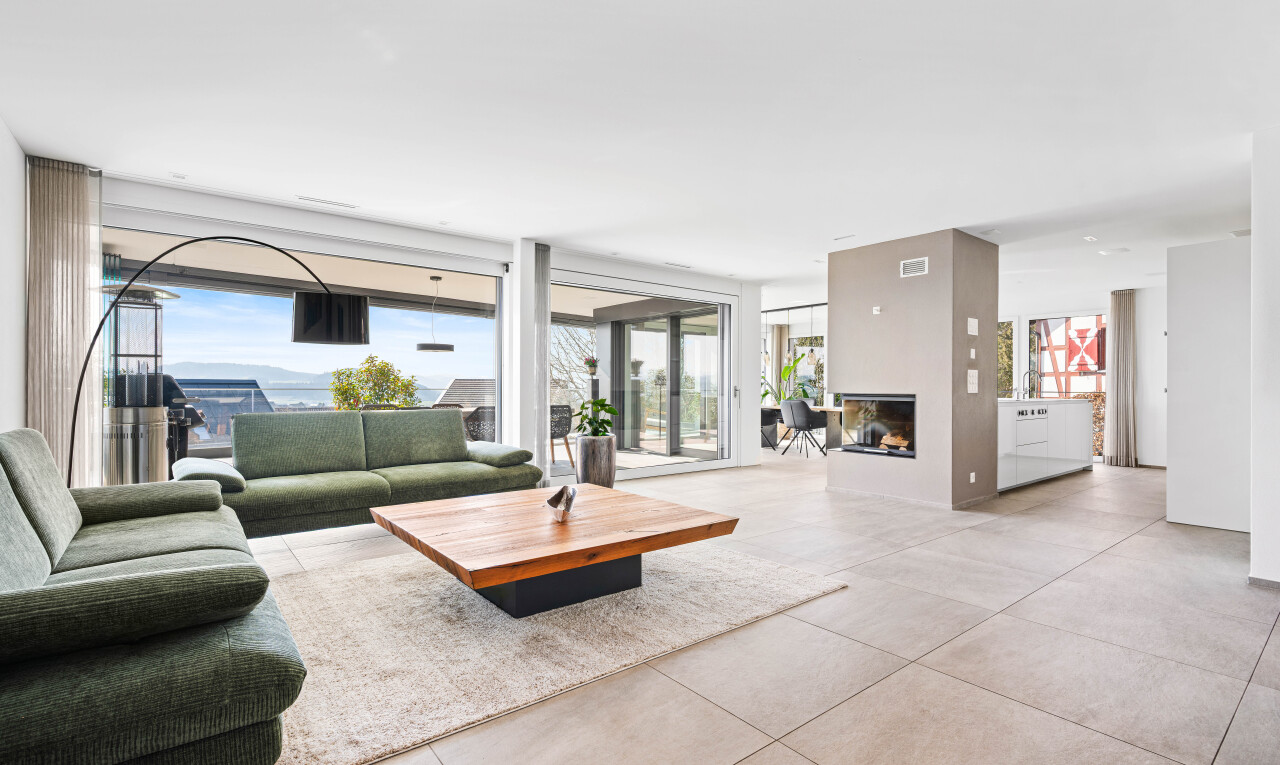 wohnzimmer mit inside property, natürliches licht, natural light, concrete tile, und day time