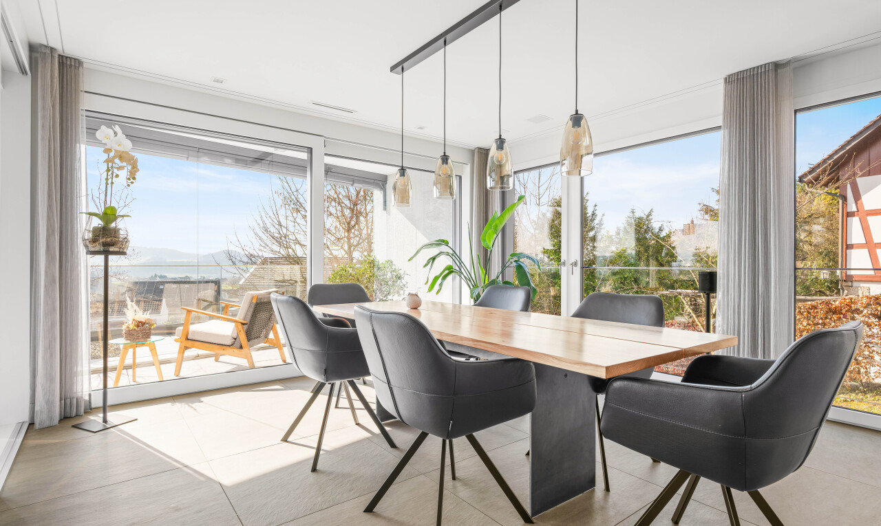 esszimmer mit day time, inside property, natürliches licht, natural light, und fliesenboden