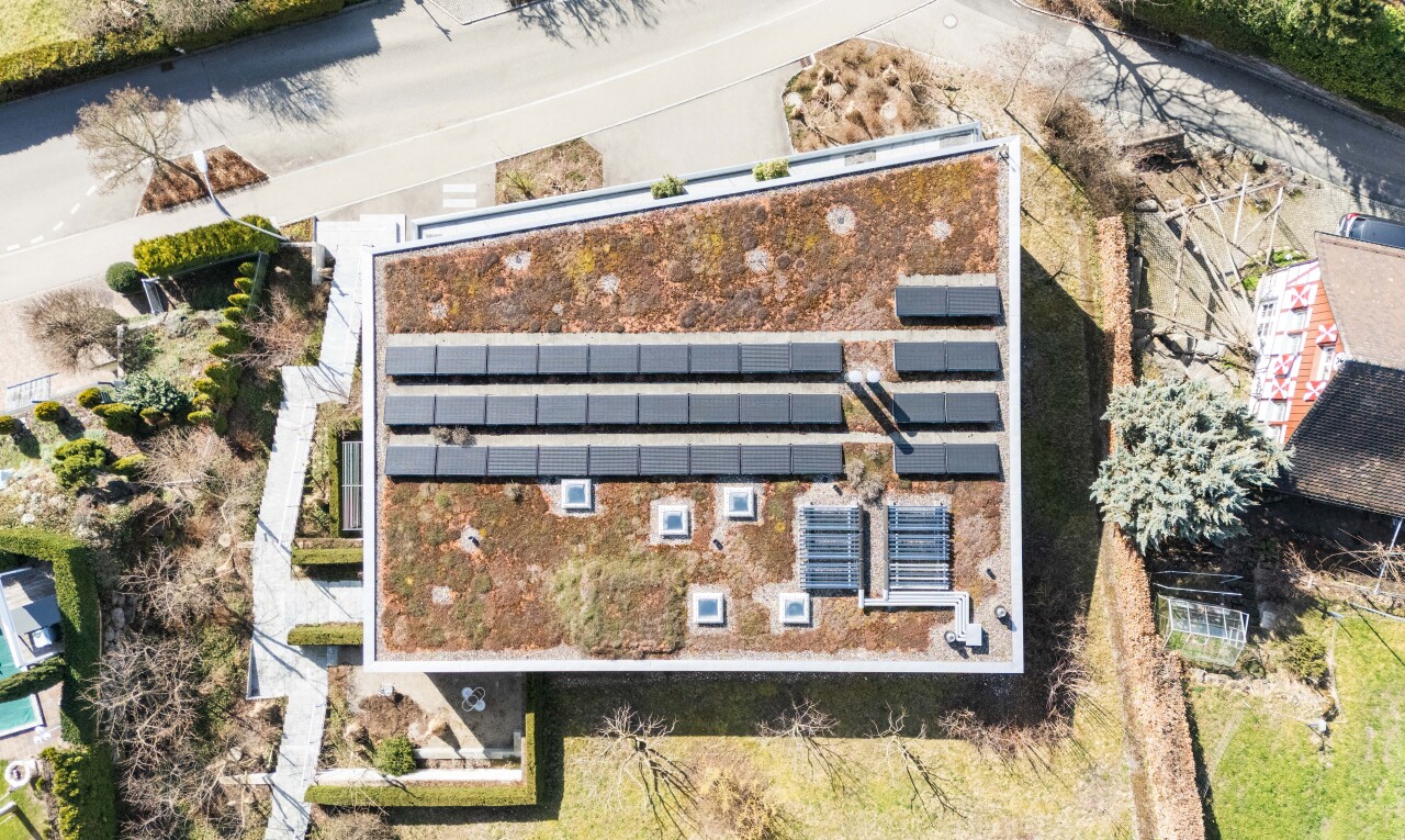 façade avec panneaux solaires et aerial view