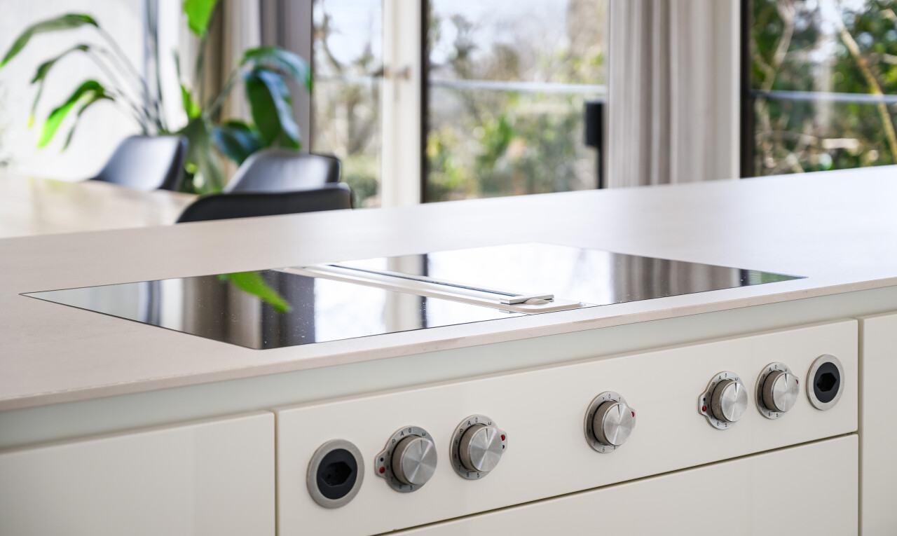 einzelheiten mit herd, inside property, interior, und wall / siding