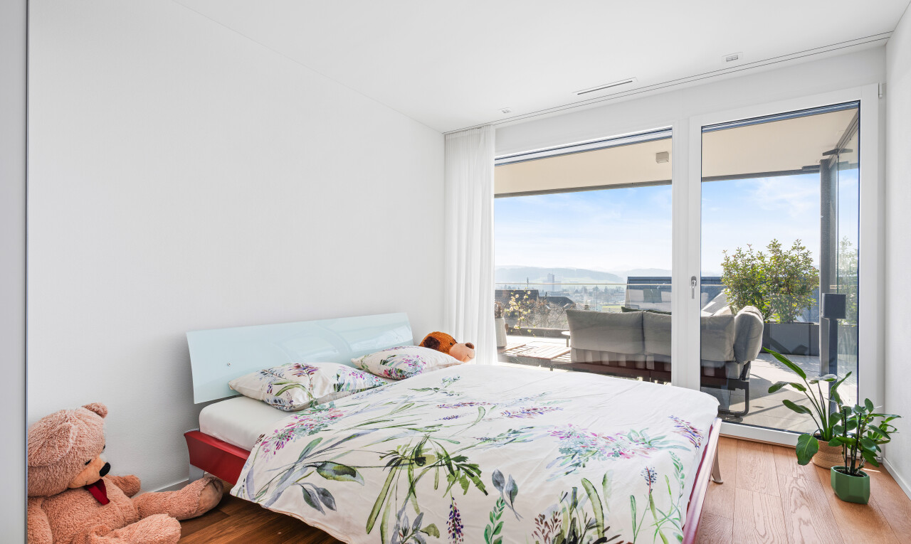 chambre avec inside property, sol en finition bois, wood finish floor, cloison sèche, et drywall
