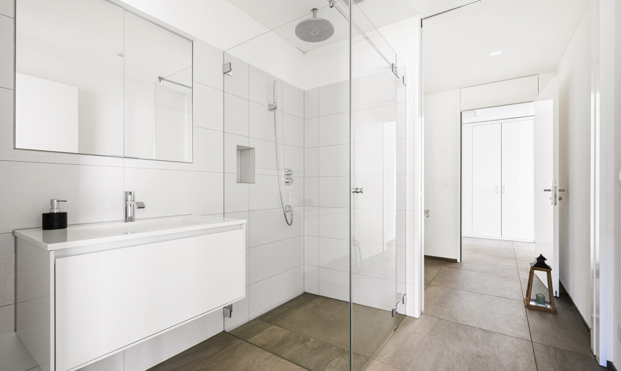 bad mit schminktisch, spiegel, dusche, komplettes badezimmer, und inside property